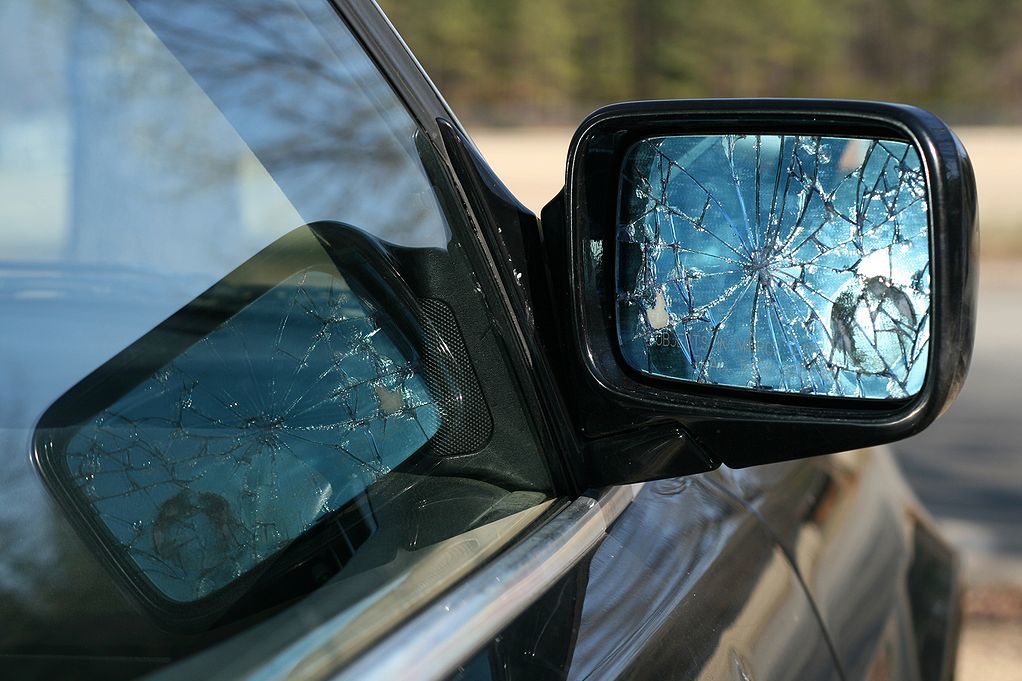 1024px-2010-03-08_shattered_side_mirror_on_bmw.jpg
