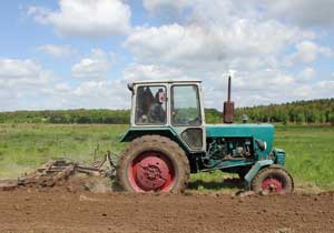 YuMZ-6KL_tractor_2011.jpg